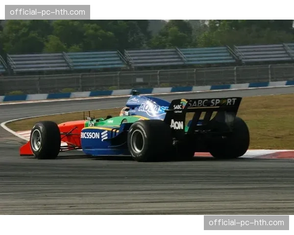 赛场侧记：南非站遭遇强风，多名车手完赛后头盔粘满“风滚草”